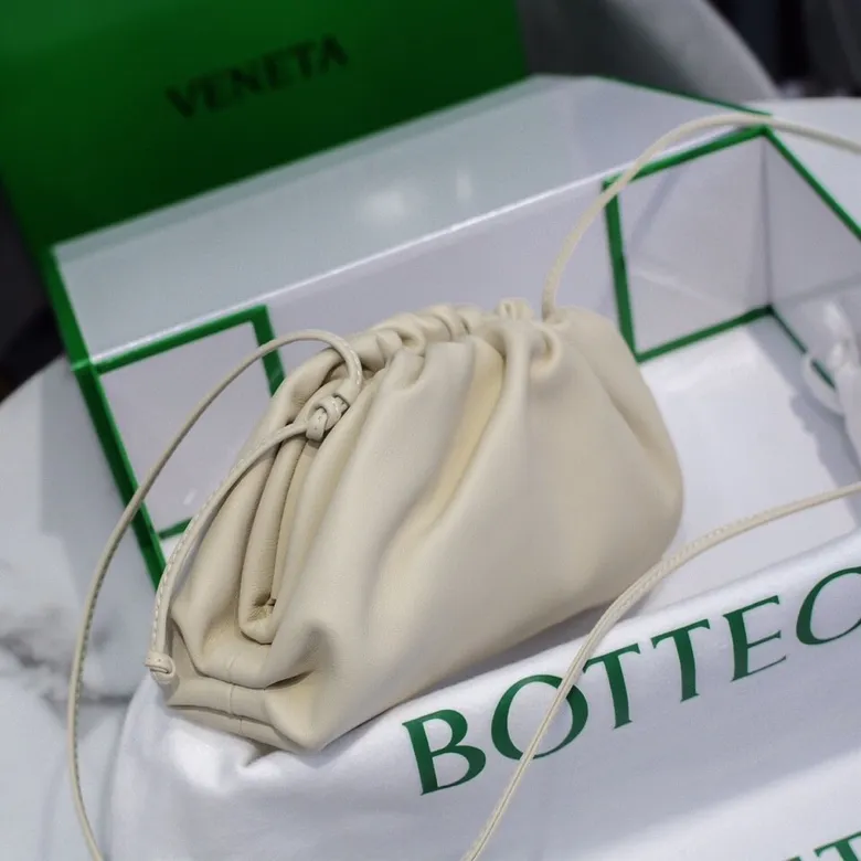 Batch 1120 Bottega Veneta cloud bag ☁️POUCH series Original plain calfskin, super low-key and attractive, soft and casual. Major internet celebrity bloggers are crazy about calling it fashionable and classy, ​​lazy and intellectual. Small size: 23*13*8 (small cloud plain) off-white, model: 6671
